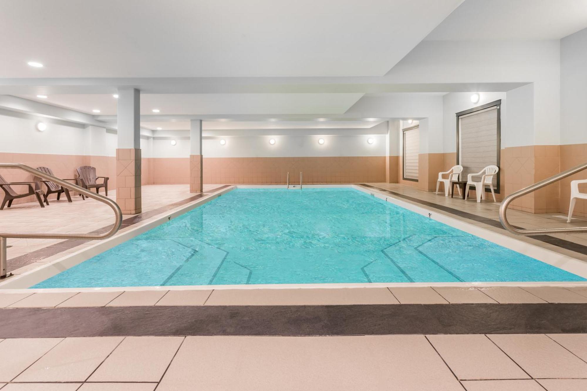 מלון Ramada By Wyndham הינטון מראה חיצוני תמונה